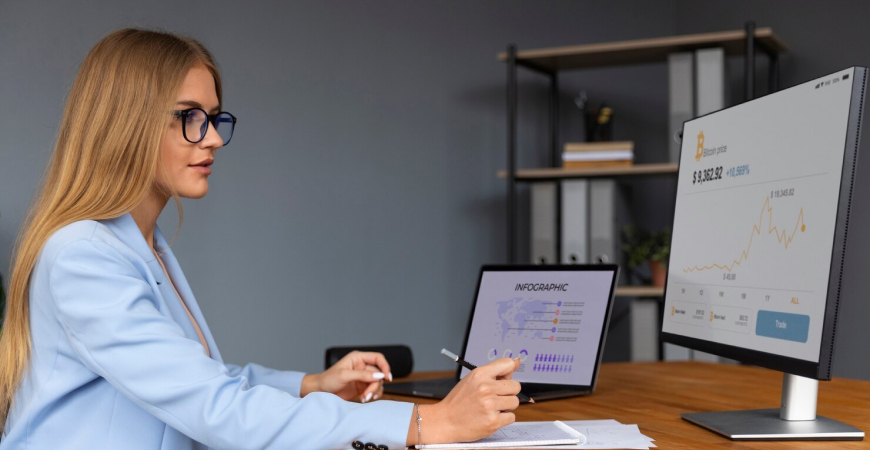 Contabilidade online é segura: profissional analisando dados financeiros no computador